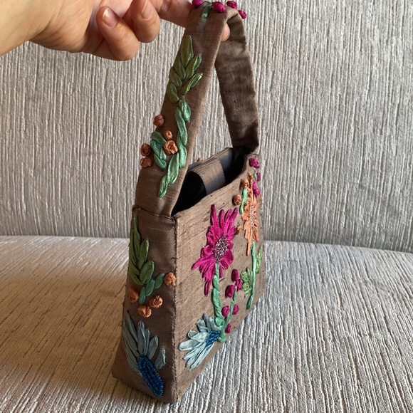 Embroidered Handbag with Flowers - Picture 3 of 7